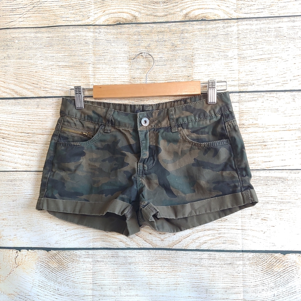 UK2LA Camo Cuffed Shorts 3